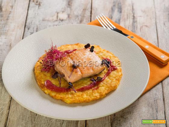 Salmone con rosti di patate e germogli: un piatto gourmet