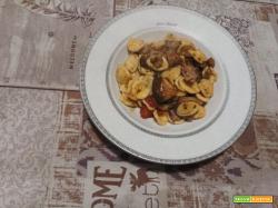 Orecchiette con salsiccia e funghi misti