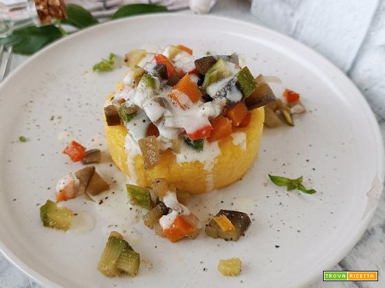 Medaglioni di polenta con verdurine e fonduta al parmigiano