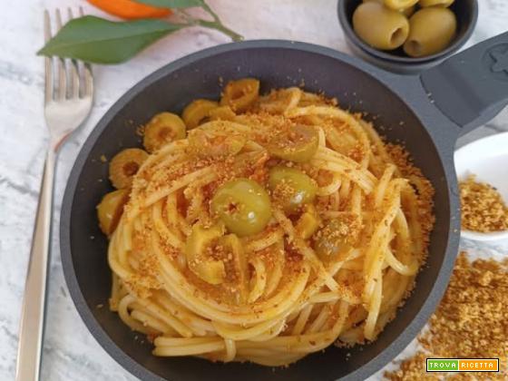 Spaghetti all’arancia con olive e pane tostato