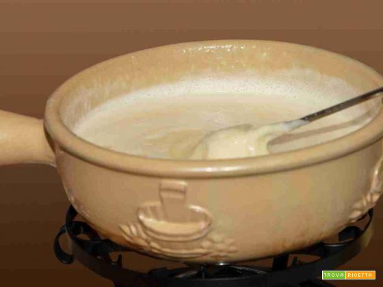 Fonduta di formaggi con Tartufo Bianco: La fonduta è un piatto conviviale che diventa ancora più speciale con l’aggiunta del tartufo bianco