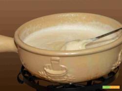 Fonduta di formaggi con Tartufo Bianco: La fonduta è un piatto conviviale che diventa ancora più speciale con l’aggiunta del tartufo bianco