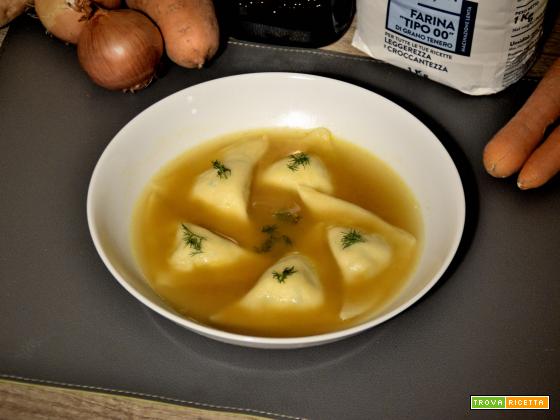 Kreplach: gnocchi ebraici fatti in casa. Pasta ripiena di pollo, in brodo