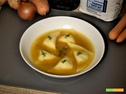 Kreplach: gnocchi ebraici fatti in casa. Pasta ripiena di pollo, in brodo