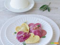 Ravioli a forma di cuore con ripieno di ricotta Deliziosa, radicchio, speck e noci