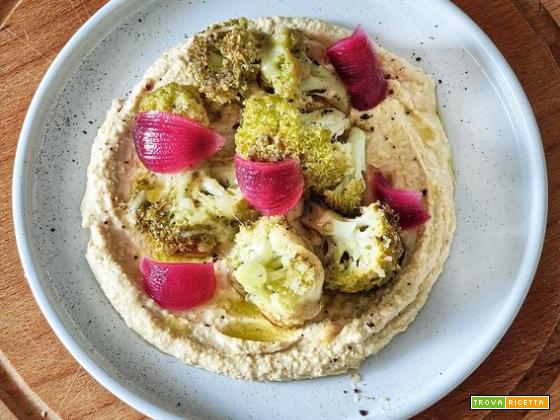 Hummus di ceci con cavolfiore al forno e cipolle in agrodolce