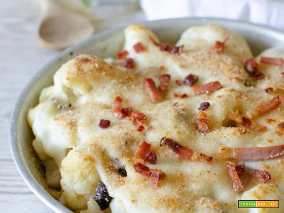 Cavolfiore gratinato al forno con olive e pancetta