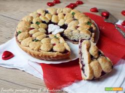 Crostata cuore di frutti rossi, con frolla allo yogurt: si impasta tutto e non serve il riposo in frigorifero.