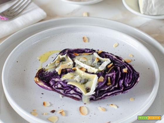 Fette di cavolo cappuccio rosso al forno con brie