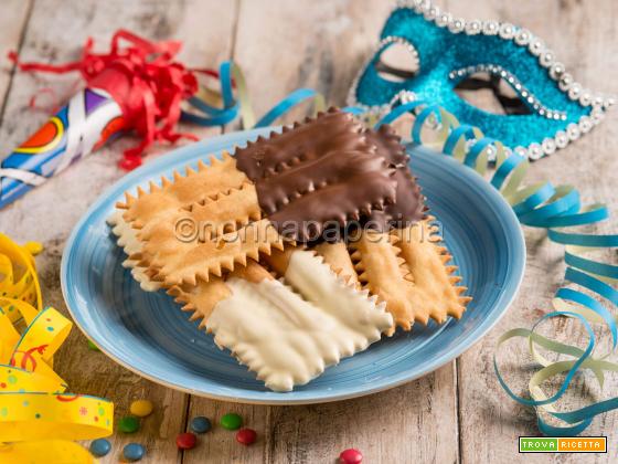 Chiacchiere al cioccolato, una golosa ricetta per carnevale