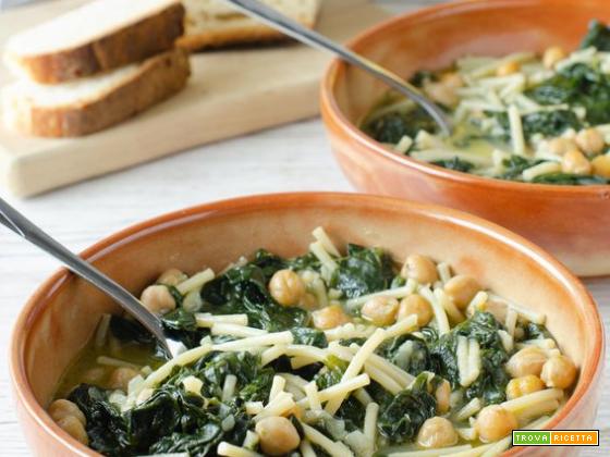 Minestra di spinaci e ceci con cumino e cipolla