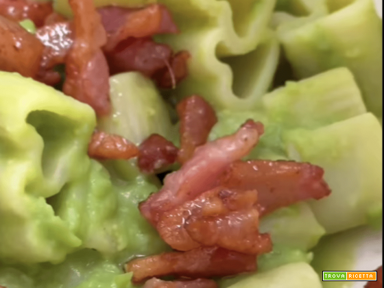 Pasta veloce con crema di piselli e guanciale