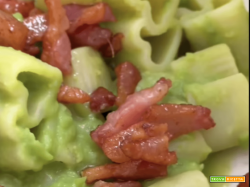 Pasta veloce con crema di piselli e guanciale
