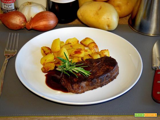 Filetto di manzo in padella con salsa al vino rosso e patate al forno