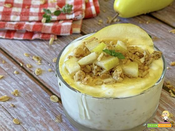 YOGURT E FIOCCHI DI AVENA (PORRIDGE OVERNIGHT OATS) ALLA PERA