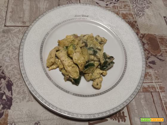 Straccetti di pollo cremosi con zucchine