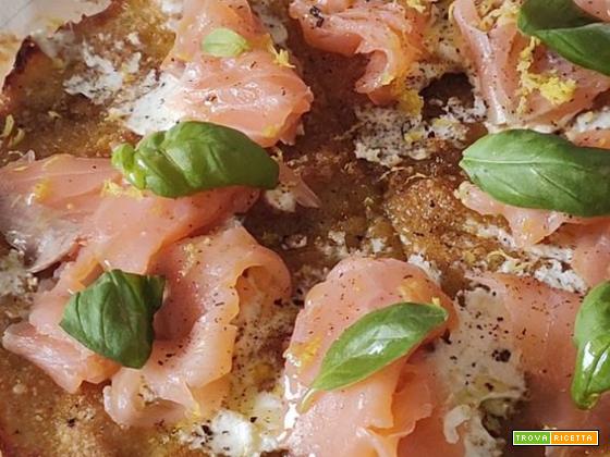 Spicchi di patate al forno con salmone e formaggio spalmabile