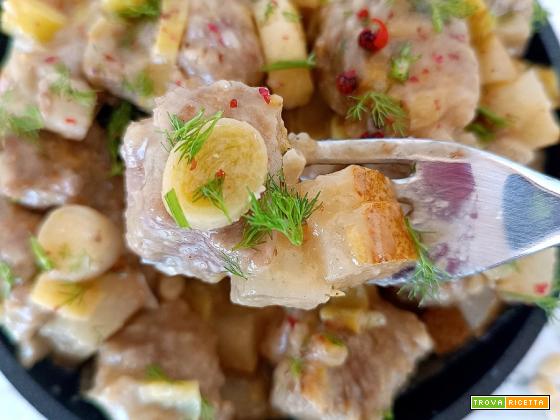 Spezzatino di tacchino ai porri con pera e pinoli