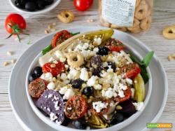 Insalata invernale con indivia, rapa rossa, feta e Piccoletti al Finocchio Pugliamia