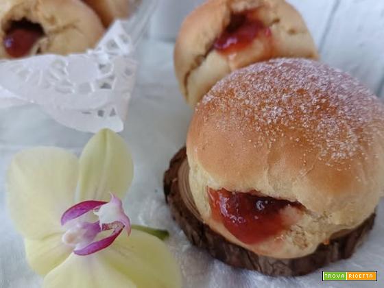 Bomboloni alla confettura di fragole
