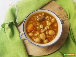 Zuppa con cereali legumi e zucca