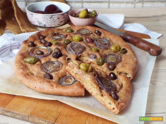 Focaccia croccante una vera chicca con impasto alla rapa rossa con cipolle e olive appena sfornata sparisce subito.