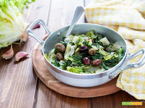 Scarola riccia in padella con olive e alici