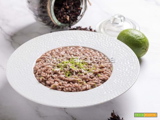 Risotto con ibisco e lime, un primo raffinato ai fiori eduli