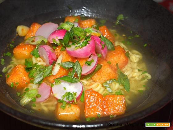 Brodo vegetale con ramen noodles e tofu di lenticchie