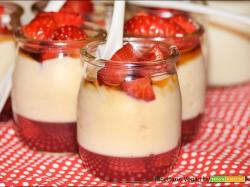 Yogurt fatto in casa con gelo alla tisana e fragole