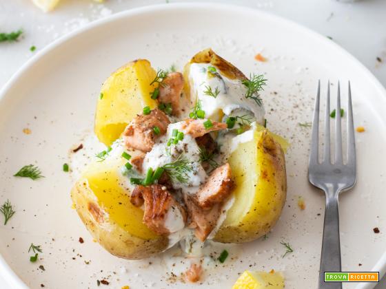 JACKET POTATOES CON PANNA ACIDA E SALMONE