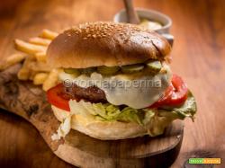 Hamburger fatto in casa con Emmentaler: un panino delizioso