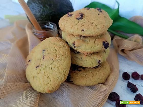 Biscotti all’avocado e frutti rossi