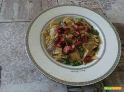 Quadrettoni con crema di cipolla, piselli e guanciale