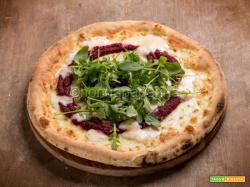Pizza con gorgonzola e barbabietole: una versione raffinata