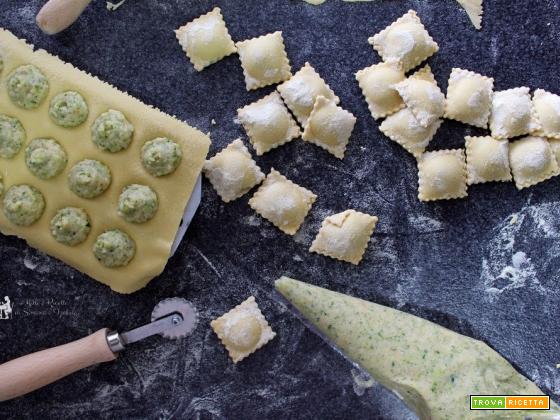 Ravioli con ripieno di zucchine e salmone