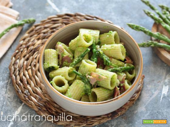 Mezze maniche in crema di asparagi e speck