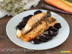 Salmone marinato cotto in friggitrice ad aria con carote viola