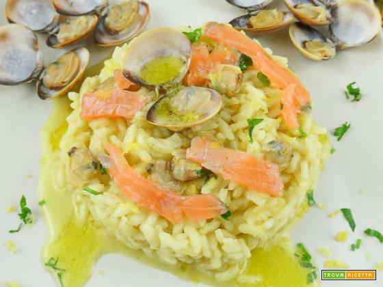 Risotto con vongole, salmone affumicato e salsa al limone