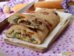 Pane intrecciato con scarola e formaggio perfetto per le feste e aperitivi