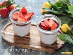 Coppetta ricotta e fragole per la festa della mamma