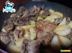 Agnello speziato con patate e olive