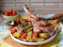 Coscia di tacchino al forno con patate e pomodorini il secondo perfetto da sostituire all’agnello