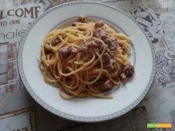 Spaghetti con crema di cipollotti e salsiccia