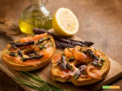 Friselle pugliesi con asparagi viola e salmone, una delizia!