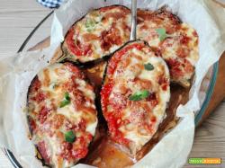 Melanzane in barchetta con salsiccia e scamorza un piatto unico dal sapore irresistibile