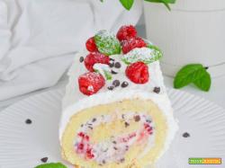 Rotolo dolce di pasta biscotto con crema di yogurt e ricotta con lamponi