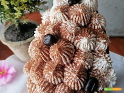 Uovo di Pasqua ripieno di gelato al caffè e stracciatella 