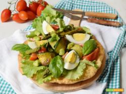 Pizza di pasta sfoglia con verdure e uova: sembra una pizza ma non lo é!