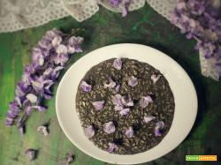 Risotto al nero di seppia vegano con glicine